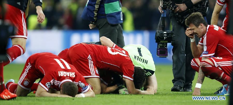 Plyers of Bayern Munich celebrate after winning the UEFA Champions League final football match between Borussia Dortmund and Bayern Munich at Wembley Stadium in London, Britain on May 25, 2013. Bayern Munich claimed the title with 2-1.(Xinhua/Wang Lili)