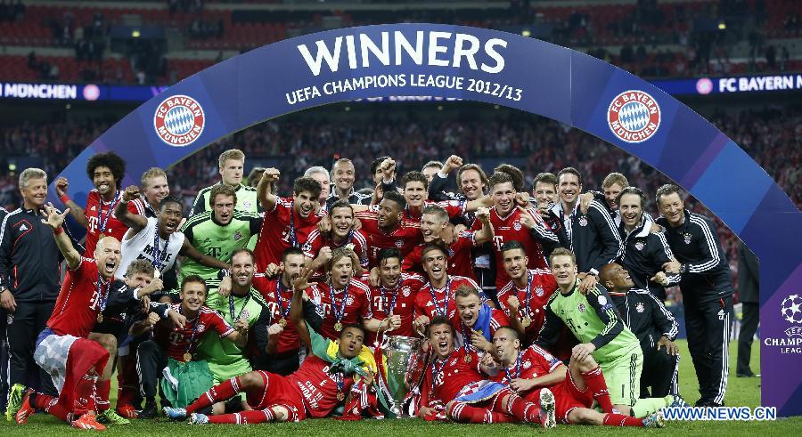 Players of Bayern Munich pose for photos after the awarding ceremony for the UEFA Champions League final football match between Borussia Dortmund and Bayern Munich at Wembley Stadium in London, Britain on May 25, 2013. Bayern Munich claimed the title with 2-1.(Xinhua/Wang Lili)