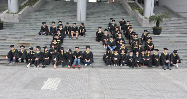 Graduates wearing academic dresses pose for a group photo at Zhejiang Agriculture and Farming University in Hangzhou, capital of East China's Zhejiang province, May 26, 2013. [Photo/Xinhua]