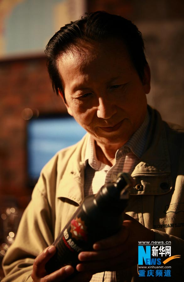 The owner of Zijue wine cellar checks his wine collection. (Photo/ Xinhua)