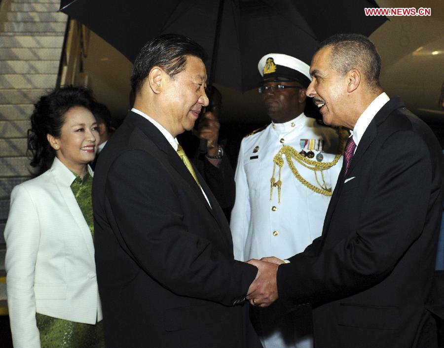 Chinese President Xi Jinping (2nd L) and his wife Peng Liyuan (1st L) arrive in Port of Spain May 31, 2013 to start a state visit to Trinidad and Tobago. Xi Jinping and Peng Liyuan were welcomed by President Anthony Carmona and Prime Minister Kamla Persad-Bissessar of Trinidad and Tobago at the airport. (Xinhua/Rao Aimin) 