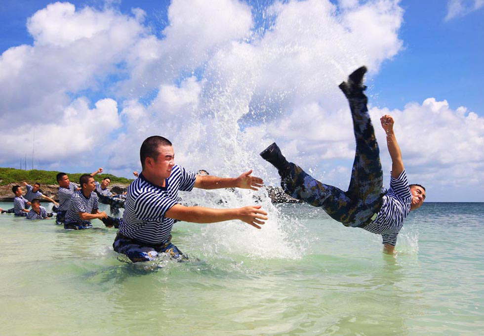 Navy soldiers conduct training in waters off the Xisha Yongxing Island on May 26, 2013. (Xinhua Photo/ Zha Chunming)