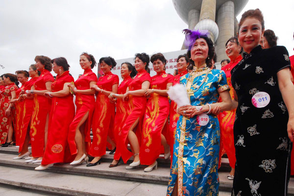 Nearly 2,000 fans of cheongsam, a traditional Chinese dress, put on a show in Shanghai on Thursday to display the Shanghai-style cheongsam. [Photo/Xinhua]