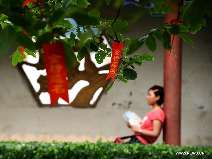 A student prepares for the national college entrance exam at Taigu Middle School in Taigu County, north China's Shanxi Province, June 6, 2013. The annual national college entrance exam will take place on June 7 and 8. Some 9.12 million applicants are expected to sit this year's college entrance exam, down from 9.15 million in 2012, according to the Ministry of Education (MOE). (Xinhua/Yan Yan)