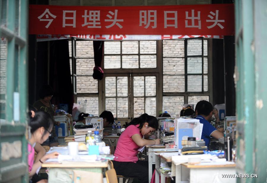 Students prepare for the national college entrance exam at Taigu Middle School in Taigu County, north China's Shanxi Province, June 6, 2013. The annual national college entrance exam will take place on June 7 and 8. Some 9.12 million applicants are expected to sit this year's college entrance exam, down from 9.15 million in 2012, according to the Ministry of Education (MOE). (Xinhua/Yan Yan)