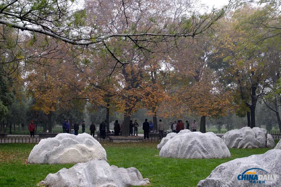 The Seven-Star Stone Group, east of the Hall of Prayer for Good Harvest, represents the seven peaks of Taishan Mountain, a place of Heaven worship in ancient China. (Chinadaily.com.cn/Jia Yue)