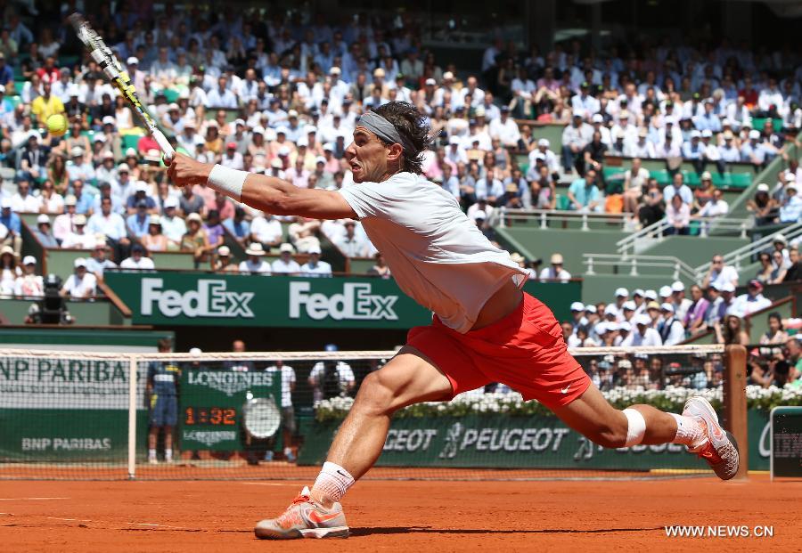 Rafael Nadal of Spain returns a shot during the men's singles semi-final match against Novak Djokovic of Serbia at the French Open tennis tournament in Paris June 7, 2013. Nadal won 3-2. (Xinhua/Gao Jing)