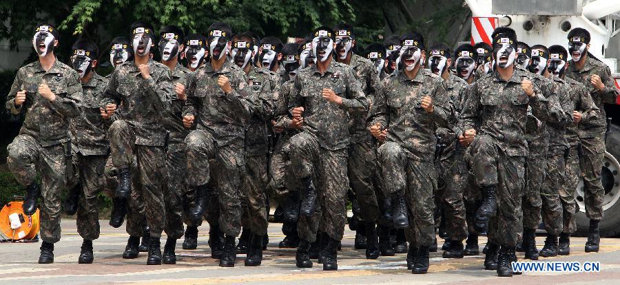 South Korean soldiers take part in an anti-terror exercise in Incheon, South Korea, June 13, 2013. South Korean military, police and government missions participated in the anti-terror exercise, part of the 4th Asian Indoor&Martial Arts Games Incheon. (Xinhua/Park Jin-hee)