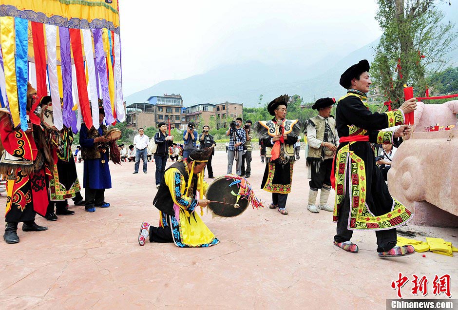 People in Mao County of Sichuan Province held a Heaven Worshiping Ceremony during the Warezu Festival to pray for harvest. According to the categories of Shibi, the Shibi Classic can be divided into three columns: the upper column, the middle column and the bottom column. The upper column is about stories of gods, the middle column is about stories of people, and the bottom column is about stories of ghosts. The Qiang nationality worships and believes in many gods. Every ceremony starts with the God. Verses chanted during the Heaven Worshiping Ceremony are parts of the upper column verses, which are mainly about building a ladder and welcome gods, praising gods, praying for wealthy and healthy life, good weather and harvest. June 13，2013 (CNS/An'yuan)