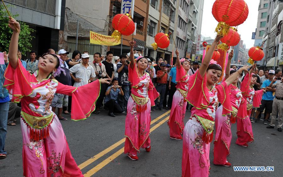 A tour for commemorating the 350th anniversary of the founding of the Zheng Chenggong Temple is held in the old city of Tainan, southeast China's Taiwan, June 15, 2013. The tour is part of the Fifth Zheng Chenggong Cultural Festival. (Xinhua/Tao Ming)