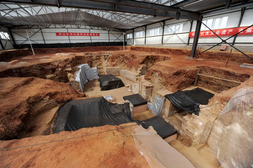 The Tang Dynasty tombs are under rescue archaeological excavation in Changgou township, southwest Beijing. (Xinhua/Luo Xiaoguang)