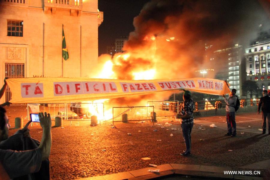 Brazilian demonstrators take part in a protest against price increase of public transport, and the millionaire Brazilian government spending for the FIFA Confederations Cup Brazil 2013 and World Cup Brazil 2014, in Sao Paulo, Brazil, on June 18, 2013. (Xinhua/Edison Temeteo/Futurapress/Agencia Estado)