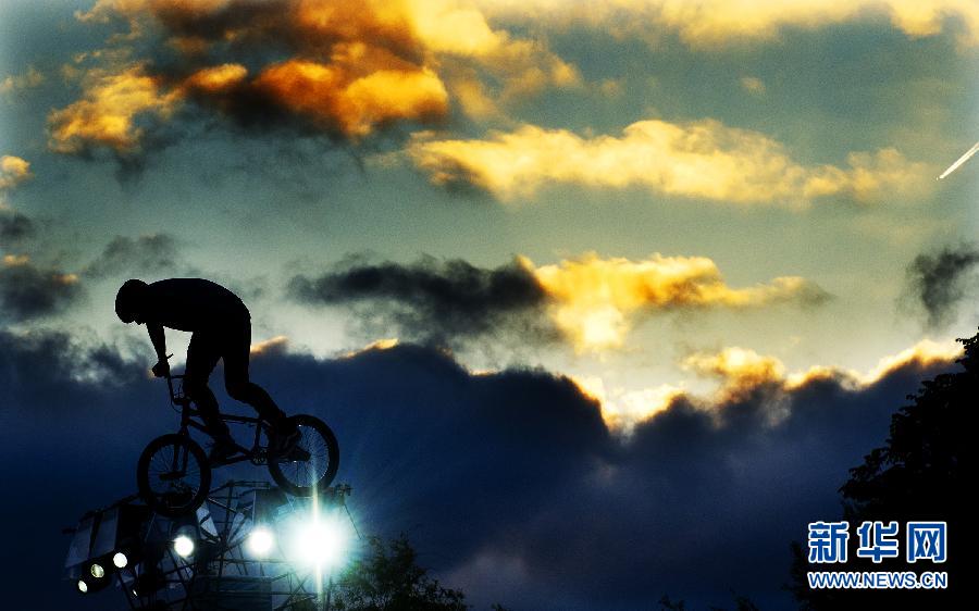 16 riders compete in the 2013 Red Bull Framed Actions BMX competition in Amsterdam on June 8, 2013. Canadian rider Drew Bezanson won the title. (Photo/Xinhua)