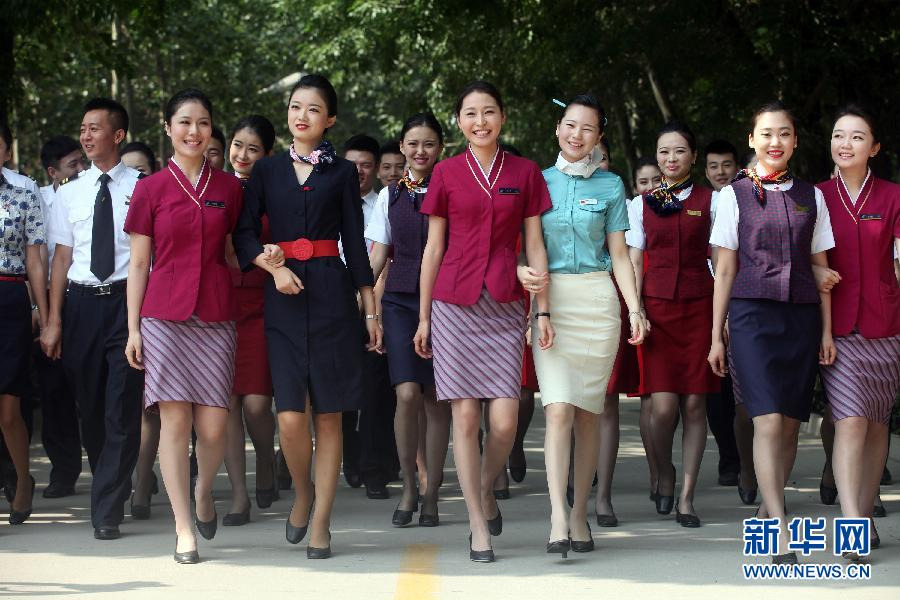 Wearing the uniforms of different airlines, graduates become beautiful landscape at the graduation ceremony on June 19, 2013. (Xinhua/Liu Yuedong)