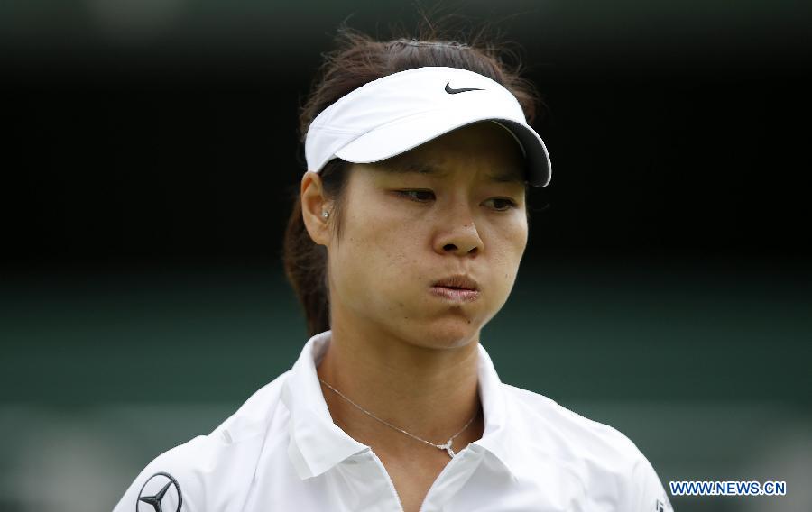 Li Na of China reacts during the first round of ladies' singles against Michaella Krajicek of the Netherlands on day 2 of the Wimbledon Lawn Tennis Championships at the All England Lawn Tennis and Croquet Club in London, Britain on June 25, 2013. (Xinhua/Wang Lili)