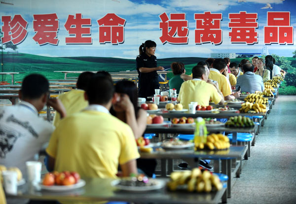 Youngsters recovering from drug addiction meet their relatives at a rehabilitation center in Shanxi, North China's Shanxi province, June 25, 2013. More than 300 people receive compulsory detoxification in the center, with the youngest aged 19. The International Day Against Drug Abuse and Illicit Trafficking is held on June 26. [Photo/Xinhua]