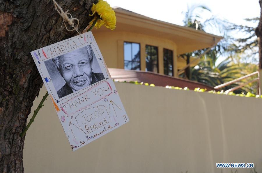 A card with best wishes for South Africa's anti-apartheid icon Nelson Mandela is placed outside his residence in Johannesburg, South Africa, June 27, 2013. South African President Jacob Zuma has canceled his scheduled visit to Mozambique after visiting former president Nelson Mandela in hospital, the Presidency said Wednesday night. (Xinhua/Guo Xinghua)