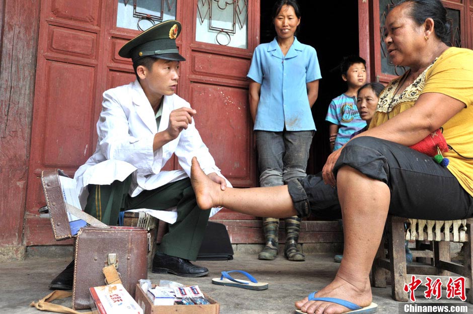 Li Yundong visits the villagers and distributes medicines. (CNS/He Yaxin)