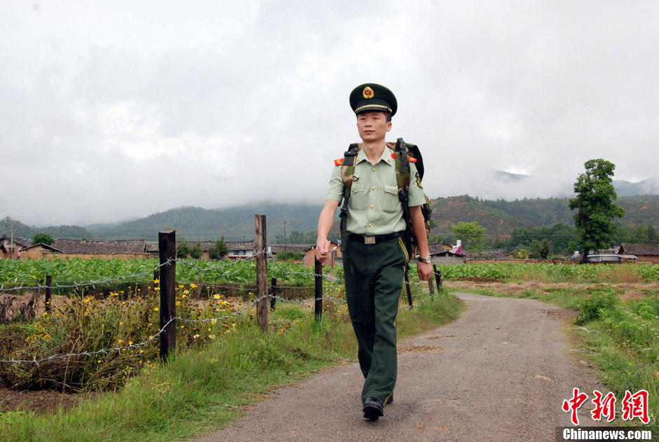 Xiangjie village is located at the Sino-Burmese border. In 2004, there were nearly 100 drug addicts in the village with 600 families. HIV was spread in this village through unsafe sex and intravenous drug abuse. At that time, the village is a drug-and-AIDS-ravaged area. (CNS/He Yaxin)