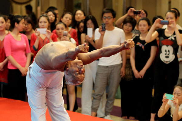 Bal Mukund Singh, 62, a yoga master from India, shows a pose in Beijing on Saturday. The 2013 China-India Yoga Week started on Saturday, attracting a number of Chinese yoga lovers. (China Daily/Zhu Xingxin)