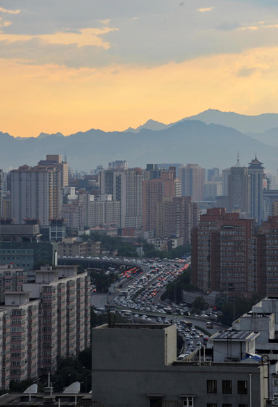 Heavy traffic fills downtown Beijing under a clear blue sky July 4, 2013. A brief thunderstorm hit Beijing Thursday evening followed by clear skies. (Photo/Xinhua)