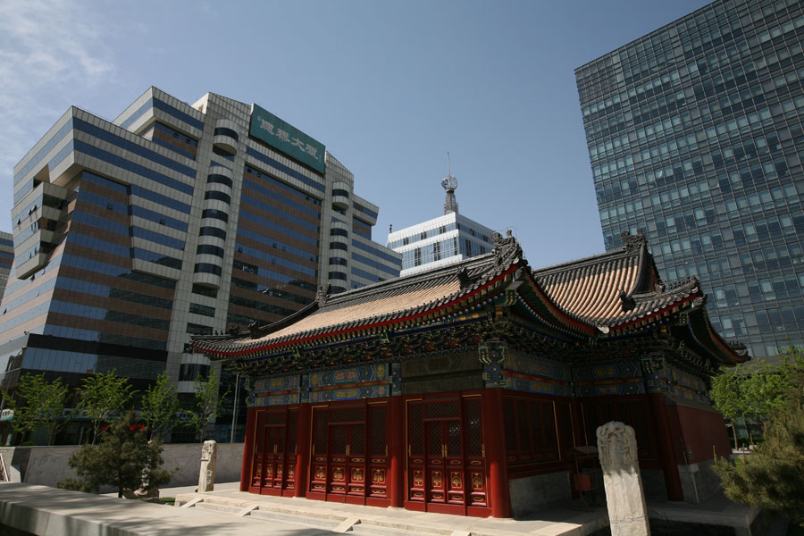 Modern and ancient buildings in contrast with one another(CRIENGLISH.com/Wang Zhi)