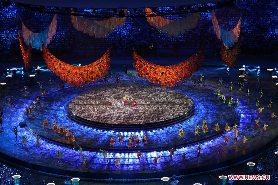 Artists perform during the opening ceremony of the Summer Universiade in Kazan, Russia, July 6, 2013. (Xinhua/Meng Yongmin) 