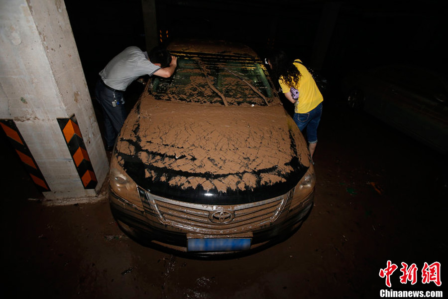 It has been four days since the torrential rains pounded the city, but car owners’ efforts to save their flooded cars in underground garages were not still underway. (Photo/CNS)