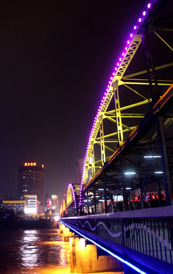 Lanzhou locals say that if you haven't been to Zhongshan Bridge, then you haven't been to Lanzhou.  Zhongshan Bridge was built in 1907, using all imported materials from Germany. The German design was created as a collaboration between German and local officers, and it was the first permanent bridge to cross the Yellow River. Today it is a popular spot with locals and visitors alike. Locals say, "If you haven't been to Zhongshan Bridge, you haven't been to Lanzhou." (Photo: CRIENGLISH.com)