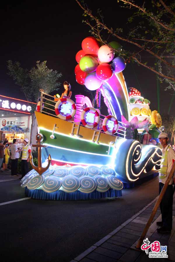 The photo taken on July 12 shows a trial operation at night at Beijing's Garden Expo Park. Starting July 19, the park will be open at night from 6:00 p.m. to 10:00 p.m. on every Friday and Saturday until September 20, staging light shows, float parades, international carnivals and more. (Photo: china.org.cn)