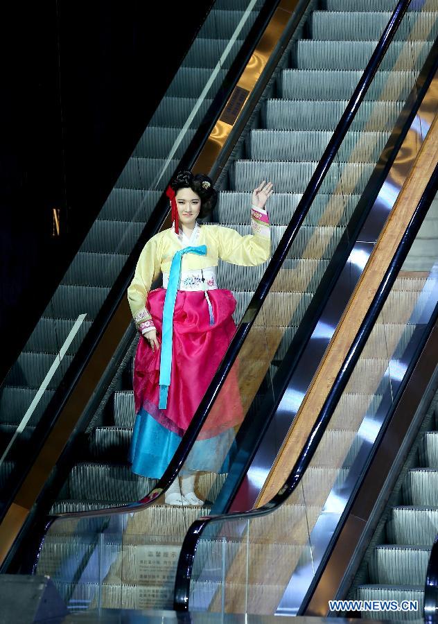 The third-prize winner from South Korea presents a creation during the 8th Asia Super Model Contest in Nanning, capital of south China's Guangxi Zhuang Autonomous Region, July 14, 2013. Contestants from China, Russia and South Korea won the top 3 of the contest. (Xinhua/Chen Jianli) 