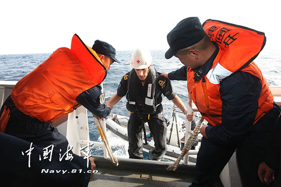 "Peace Ark" provides medical treatment for foreign soldiers. It was the first time PLA Navy hospital ship "Peace Ark" provided medical treatment for foreign soldiers during its 10-day mission to Gulf of Aden. (Xinhua/Ju Zhenhua) 