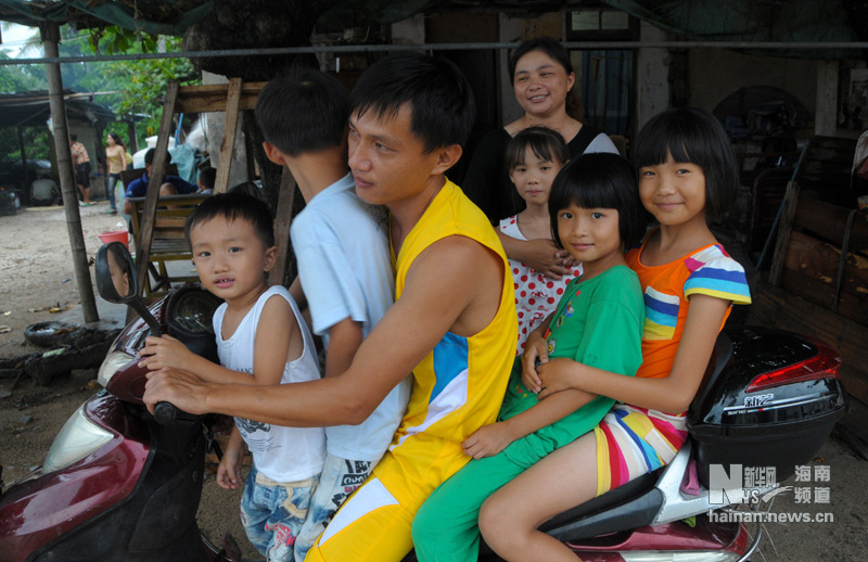 Cai Shaoye and her family want to go for a walk on the beach. Her children are not studying in Sansha city, so she can only meet the children during summer vacation. (Xinhua/Yu Tao)