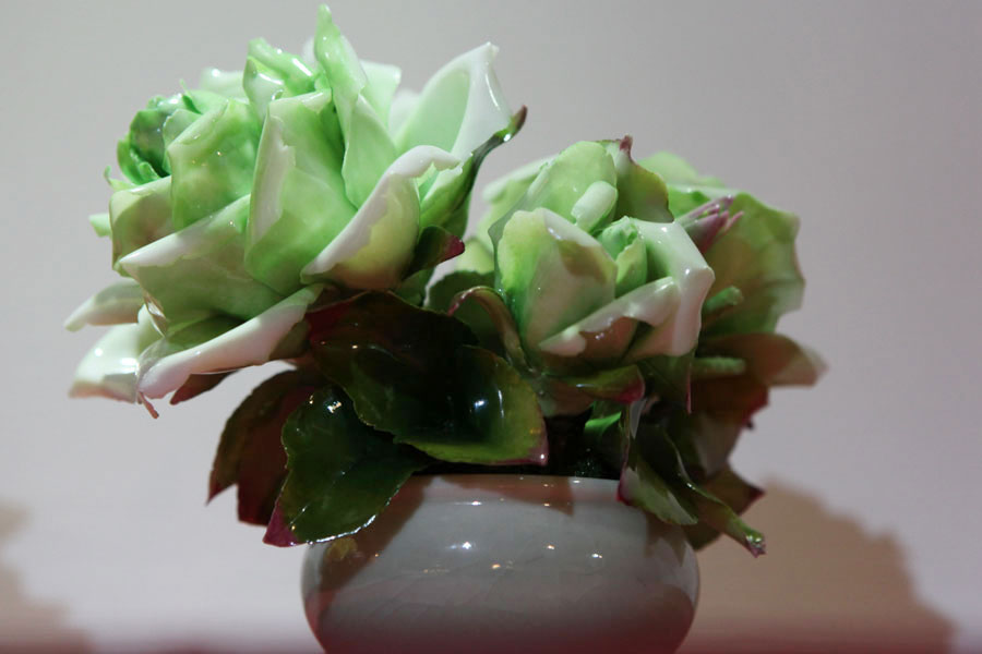 Porcelain artwork featuring the pattern of peony flowers is shown at the 2013 China International Consumer Products Exhibition. (CRIENGLISH.com/Wang Wei)