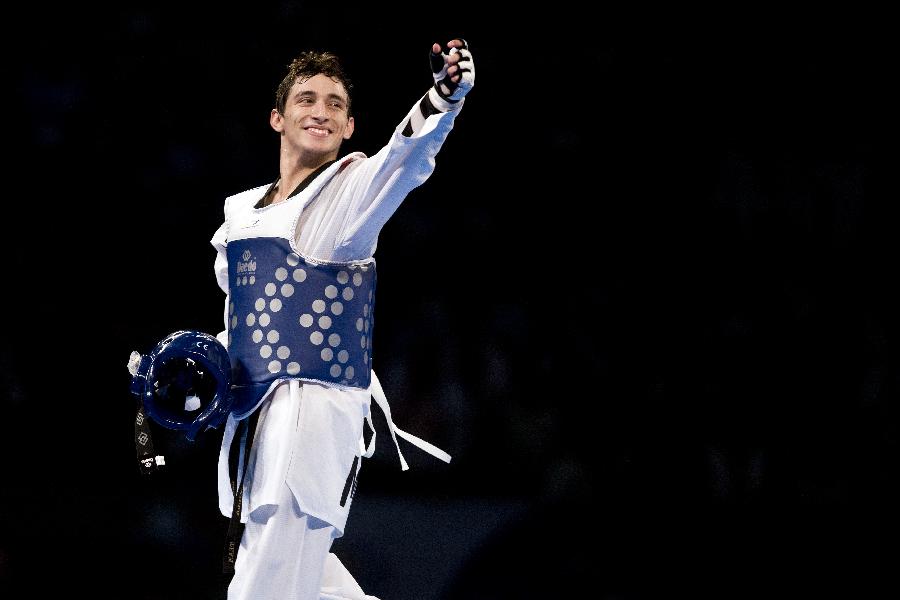 Damian Villa, from Mexico celebrates his victory after his combat against Huang Chang Ching of Chinese Taipei in the 58 kg men's category of the Taekwondo World Championship of the World Taekwondo Federation (WTF), in the Expositions and Coventions Center of Puebla, in Puebla, Mexico, on July 15, 2013 (Xinhua/Guillermo Arias)