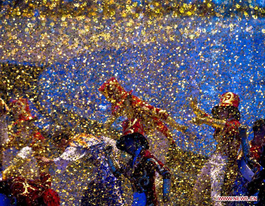 Artists perform at the closing ceremony of the 27th Universiade students Games in Kazan, 720 kilometers east of Moscow on July 17, 2013. (Xinhua/Jiang Kehong)