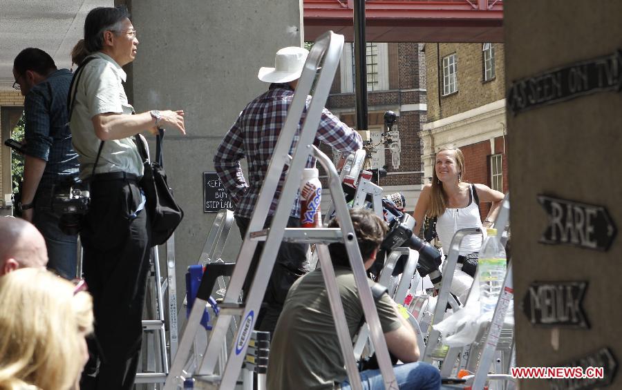 Reporters gather outside the Lindo Wing of St. Mary's Hospital in London, July 22, 2013. The nation awaits news of a new royal baby. The nation awaits news of a new royal baby as Prince William's wife Kate has gone into labour and been admitted to St. Mary's Hospital for the birth of the couple's first child. (Xinhua/Yin Gang)