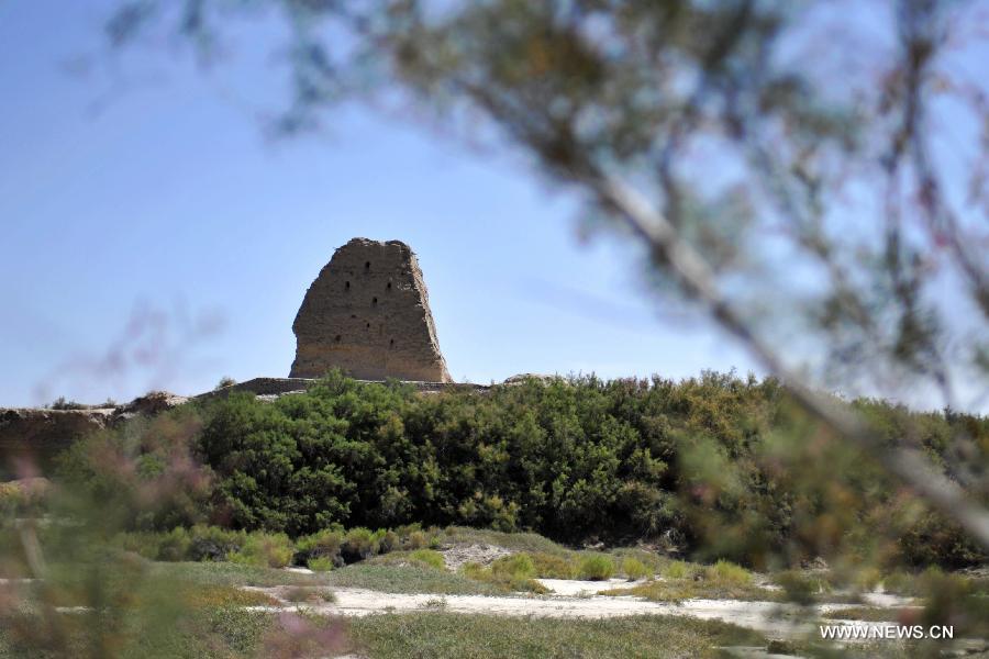 Photo taken on July 22, 2013 shows the ruins of Suoyang City in Guazhou County, northwest China's Gansu Province. The ruins of Suoyang City is ready to meet the evaluation from experts for its access to the World Cultural Heritage list in August. Suoyang, which dates back to the Han Dynasty (202 BC-220 AD), was an ancient city on the "Silk Road", a route that facilitated Eurasia trade and cultural exchanges in ancient times. (Xinhua/Chen Bin) 