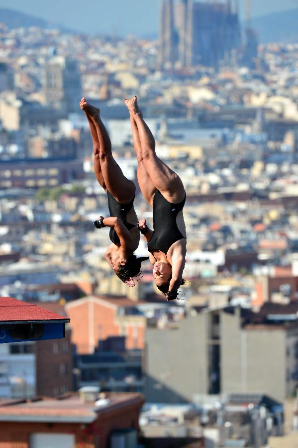 Canada's Meaghan Benfeito (L) and Roseline Filion compete during the women's 10m synchro platform final of the 15th FINA World Championships in Barcelona, Spain, on July 22, 2013. Meaghan Benfeito and Roseline Filion took the silver with a total score of 331.41 points. (Xinhua/Guo Yong)