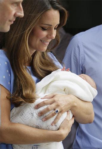 Prince William, his wife Kate and their newborn baby boy have arrived at Kensington Palace. (Photo/ Xinhua)