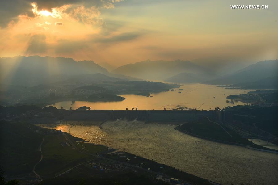 Flood water is discharged from the Three Gorges Dam, a gigantic hydropower project on the Yangtze River, in Yichang City, central China's Hubei Province, July 24, 2013. The Yangtze River, China's longest, has braced for its largest flood peak so far this year due to continuous rainfall upstream. (Xinhua/Zheng Jiayu) 