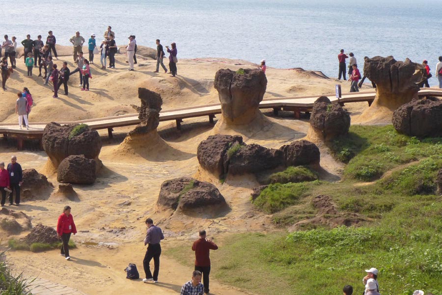 Photo shows the beautiful scenery at the Yehliu Geopark in Taipei County of southeast China's Taiwan Province. The Yehliu Geopark is one of the most well-known geoparks in northern Taiwan, featuring its scenery of efflorescence. (China.org.cn)