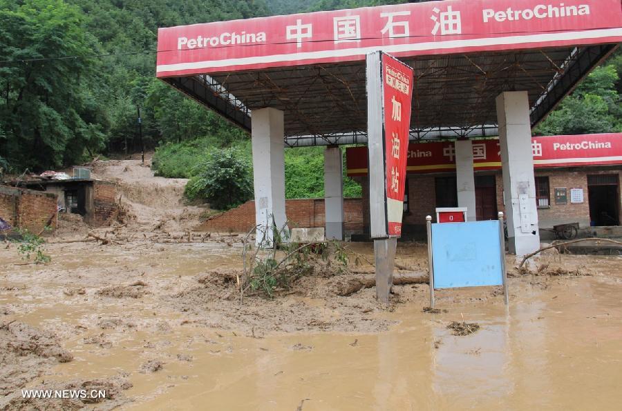 Photo taken on July 25, 2013 shows a flooded gas station at Niangniangba Town of Qinzhou District in Tianshui City, northwest China's Gansu Province. A torrential rain hit Gansu Province on Wednesday, causing mountain torrents, mud-rock flows and landslips. (Xinhua/Ren Hengfeng)