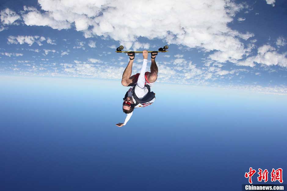 Daredevil Oliver Furrer has taken his thrill-seeking to new heights - by 'surfing' the clouds on a snowboard.　(Source: chinanews.com)