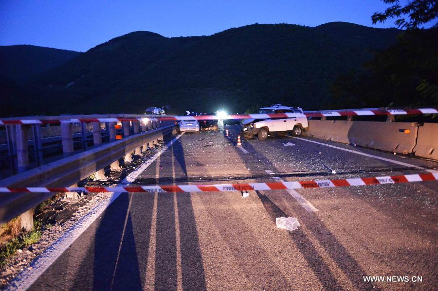 Photo taken on July 29, 2013 shows the scene of the accident in Avellino, southern Italy. A tourist bus crashed through a highway guardrail in southern Italy Sunday night, killing 38 people and putting at least 10 others in critical condition. (Xinhua/Xu Nizhi) 