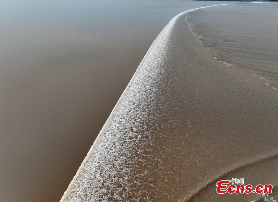 One-line tidal bore soars along Qiantang River